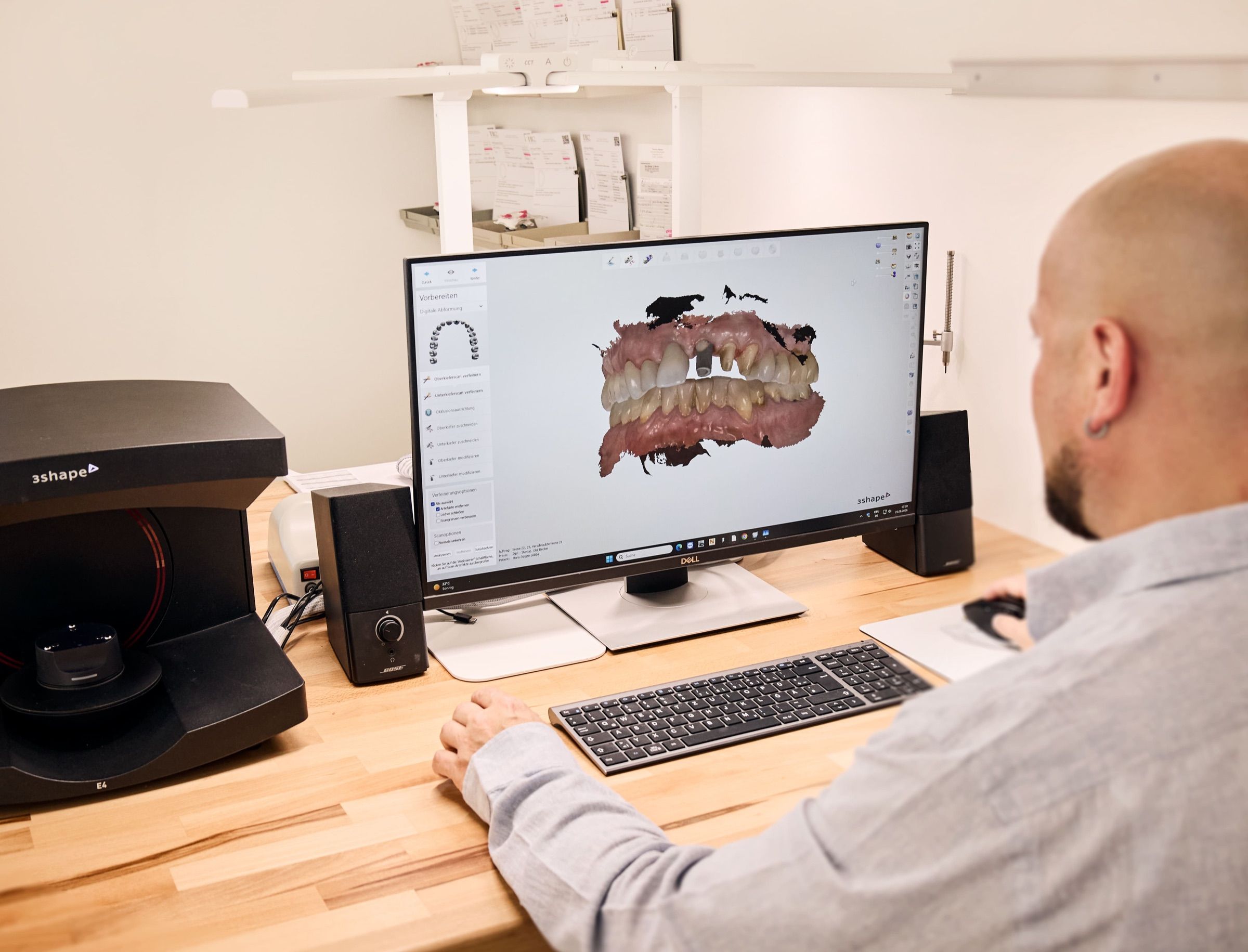 Thomas Becker am Laborscanner, auf dem Bildschirm ein digitaler Kieferscan
